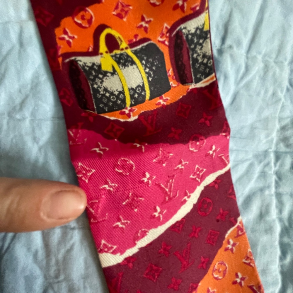 Louis Vuitton Fuchsia and Burgundy 100% Silk Bandeau With Original Receipt - Picture 8 of 10